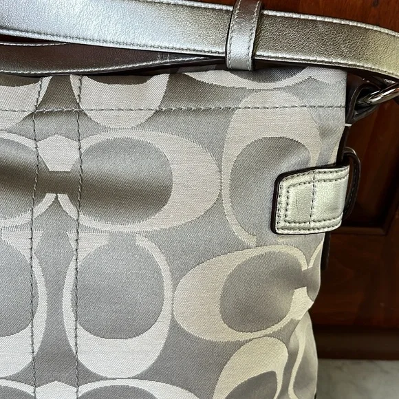 Coach Rare Crossbody/ Shoulder Bag Like New signature C silver/ metallic leather - Picture 10 of 16